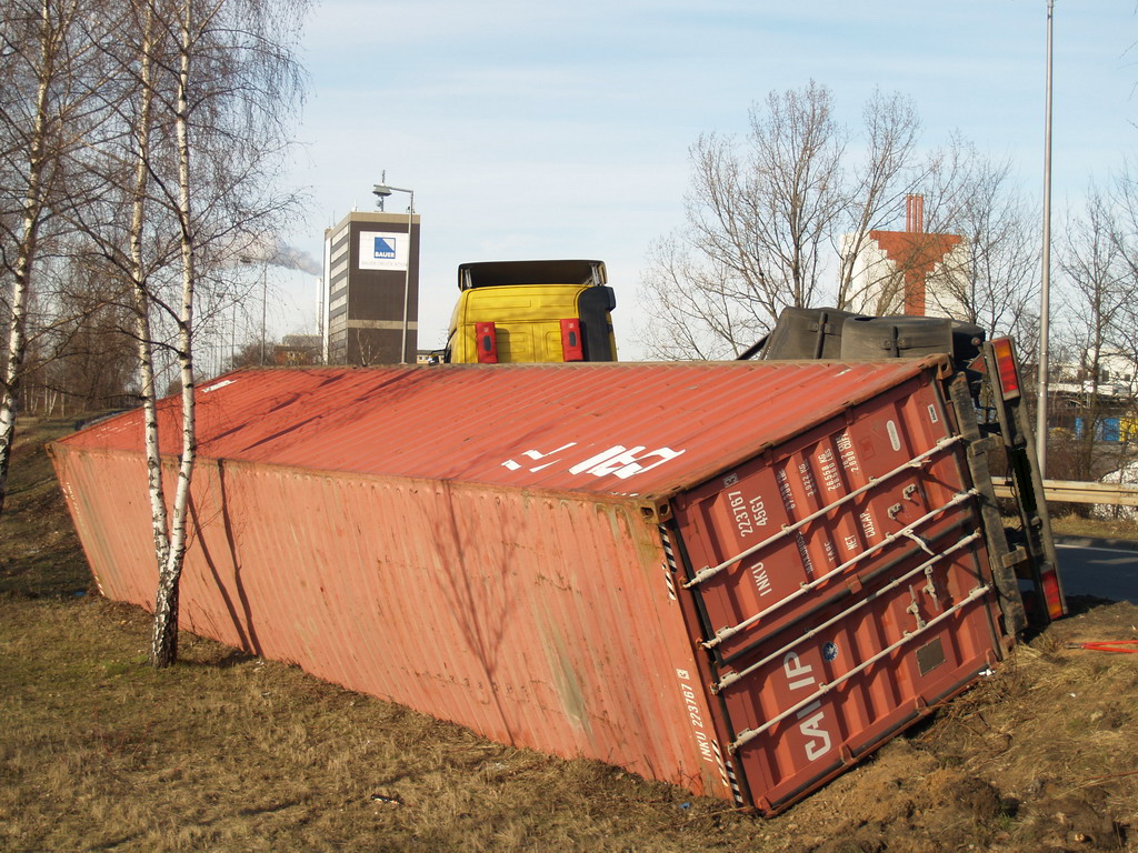 LKW verliert Container Koeln Niehler Ei P048.JPG